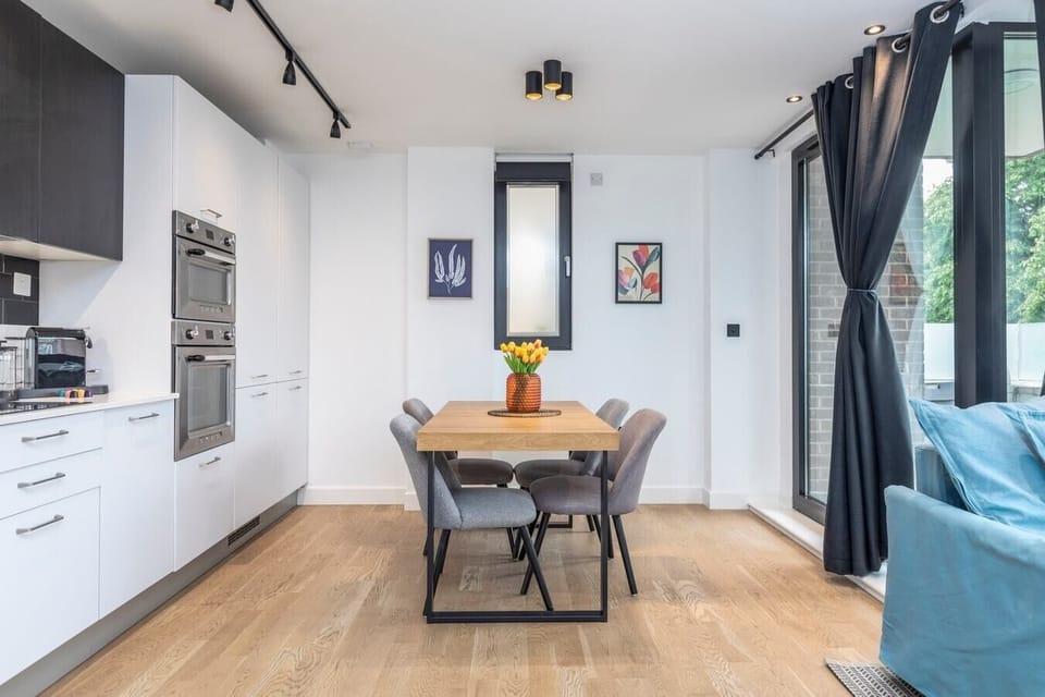 Open-plan living room, Smart-TV and fully equipped kitchen with balcony access