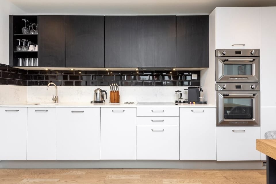 Open-plan living room, Smart-TV and fully equipped kitchen with balcony access
