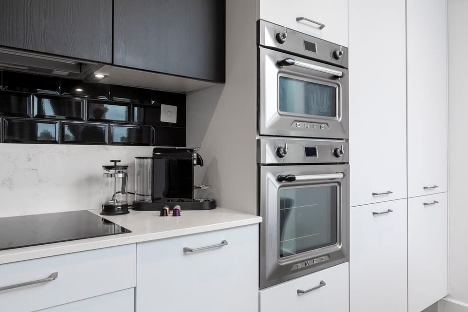 Open-plan living room, Smart-TV and fully equipped kitchen with balcony access