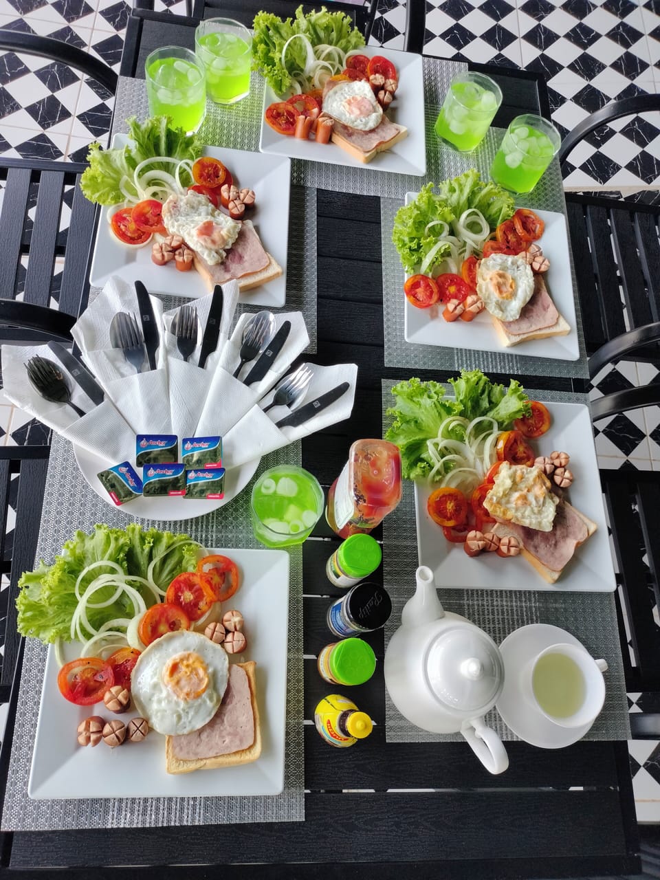 Free daily English breakfast