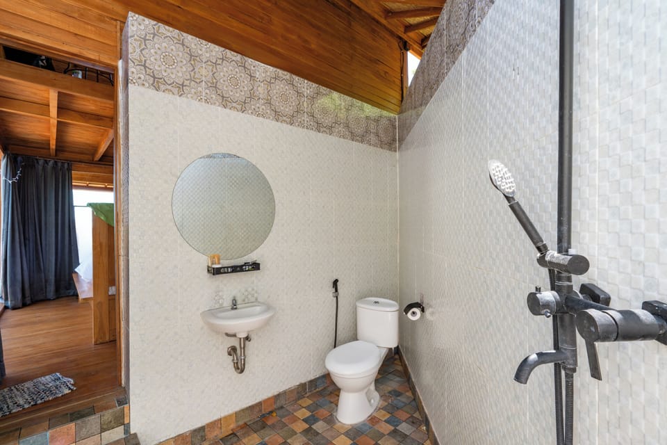 Deluxe Suite, Ocean View | Bathroom | Hair dryer, towels, soap, shampoo