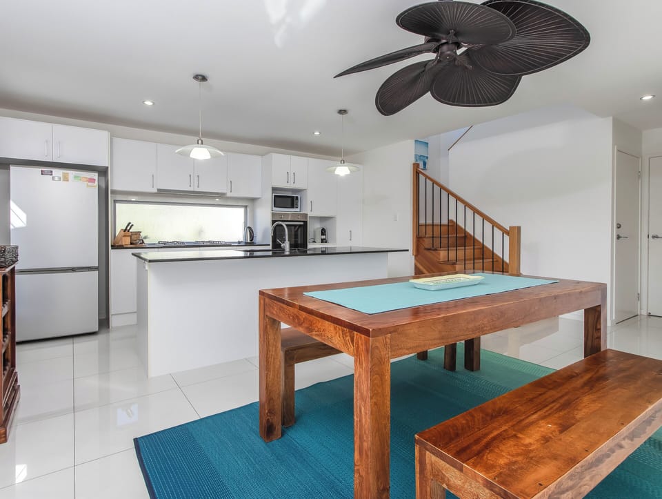 Luxury House, Garden View | In-room dining