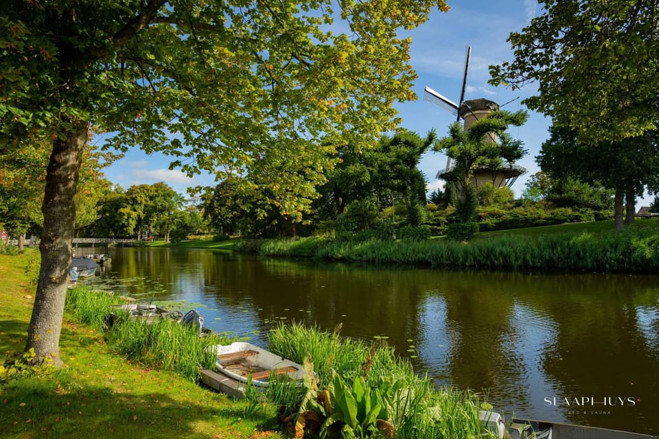 Explore Alkmaar’s green surroundings with scenic canals, windmills and quiet walking paths — the perfect balance of Dutch charm and natural beauty.