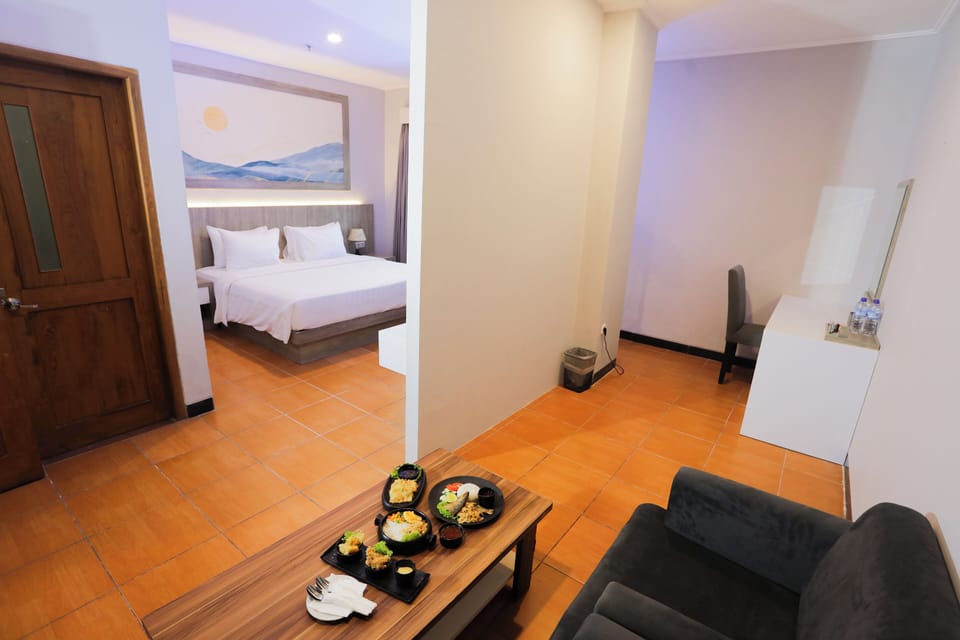 Junior Room, Non Smoking | In-room dining