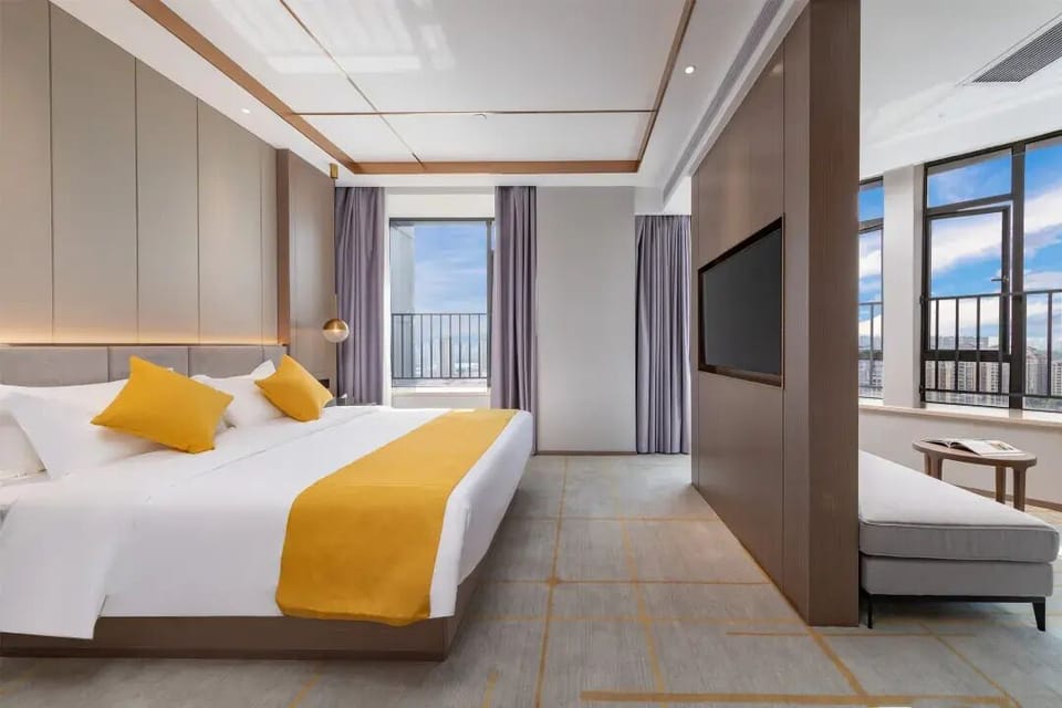 Standard Suite, Smoking, Air conditioning | 1 bedroom, down comforters, desk, WiFi (free)