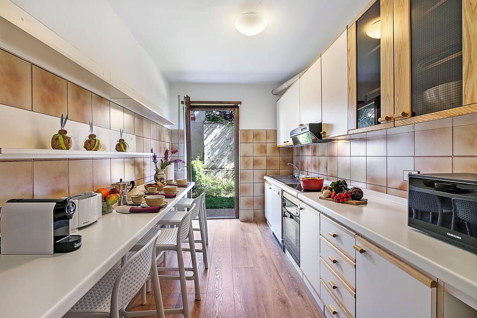 Family Apartment, 2 Bedrooms, Microwave (Il Giardino di Riva) | Private kitchen