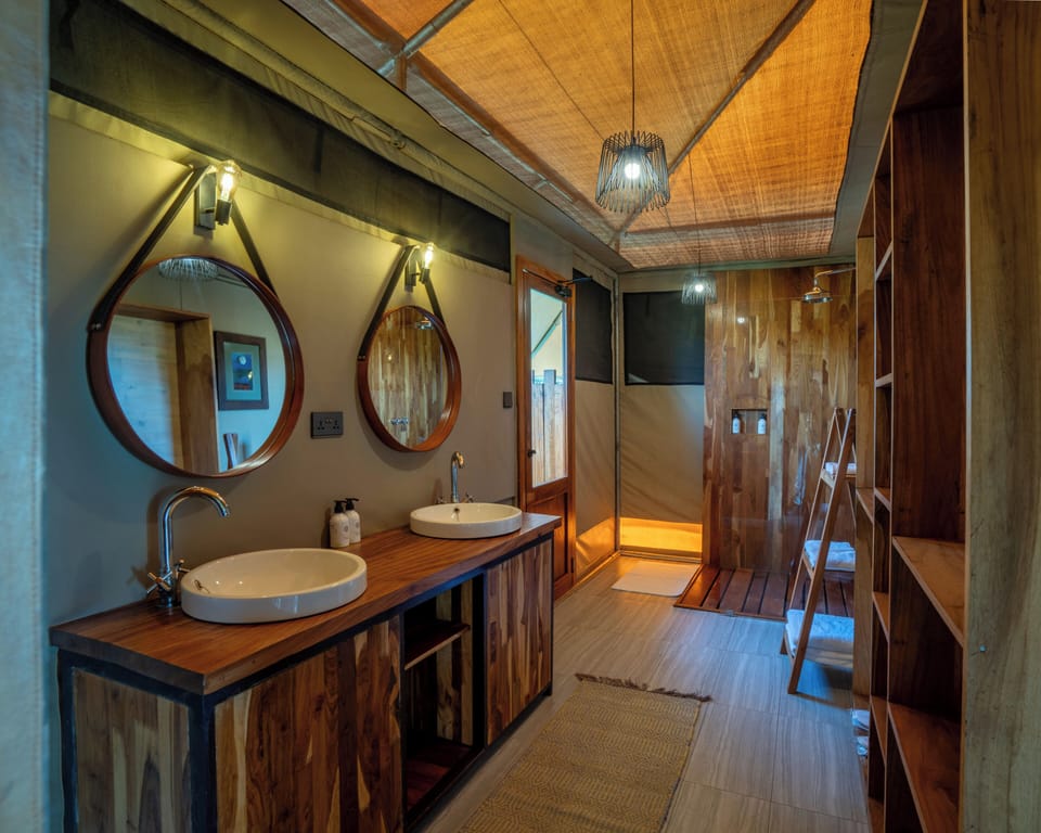 Tent | Bathroom | Shower, bathrobes, slippers, bidet