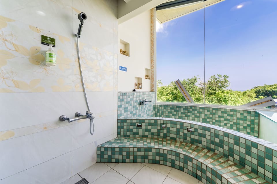 Quadruple Room with Sea View | Bathroom | Free toiletries, hair dryer, slippers, towels