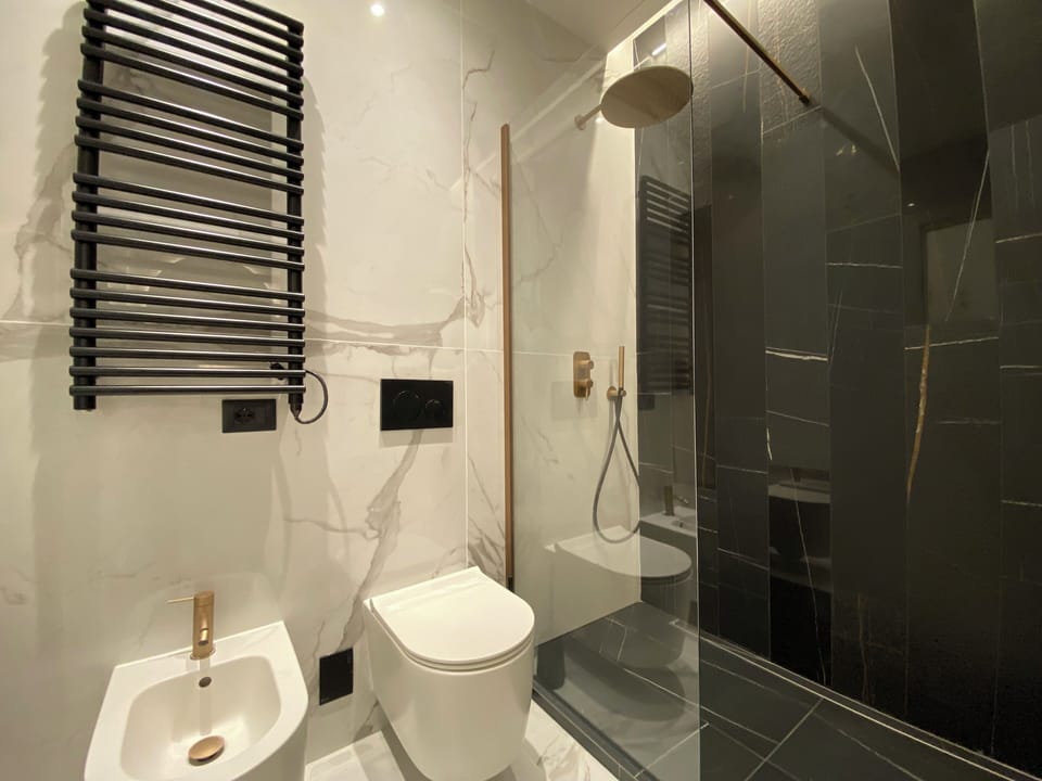 Superior Double Room | Bathroom | Shower, rainfall showerhead, free toiletries, hair dryer