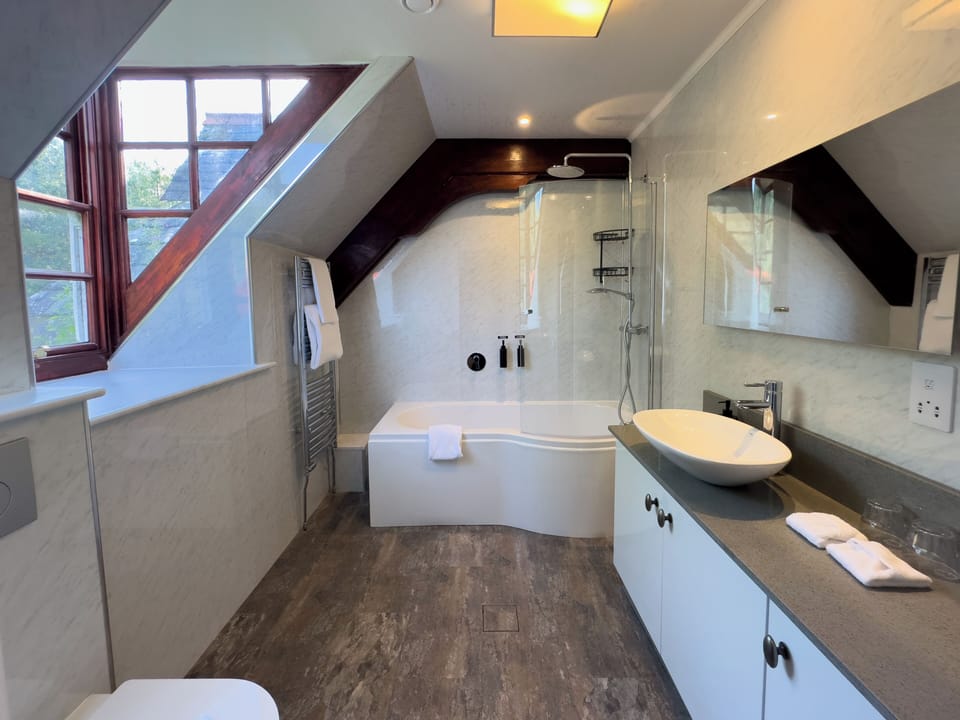 Rainfall showerhead, free toiletries, hair dryer, slippers