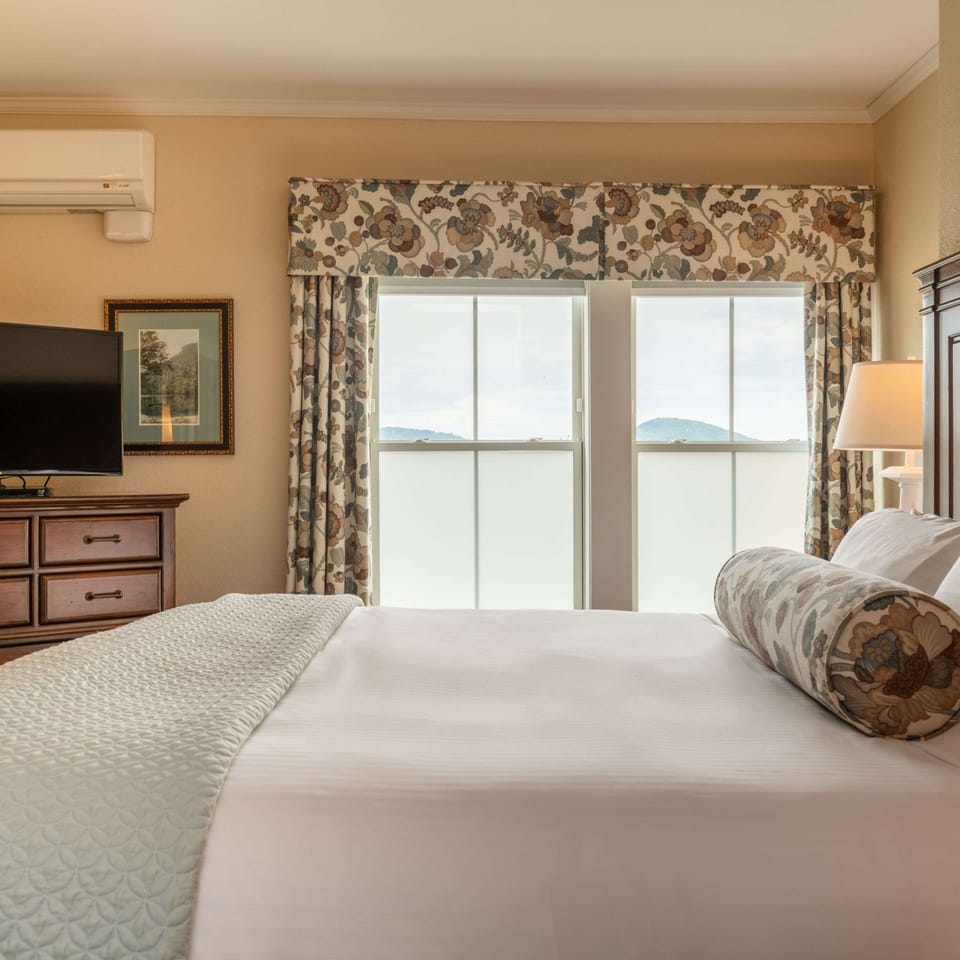 Premium bedding, pillowtop beds, minibar, in-room safe