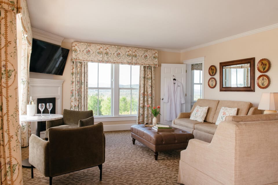 Presidential Studio Suite | Living area | 43-inch flat-screen TV with cable channels, TV