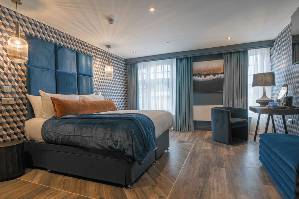 Deluxe King/Twin with Bath | Free WiFi, bed sheets