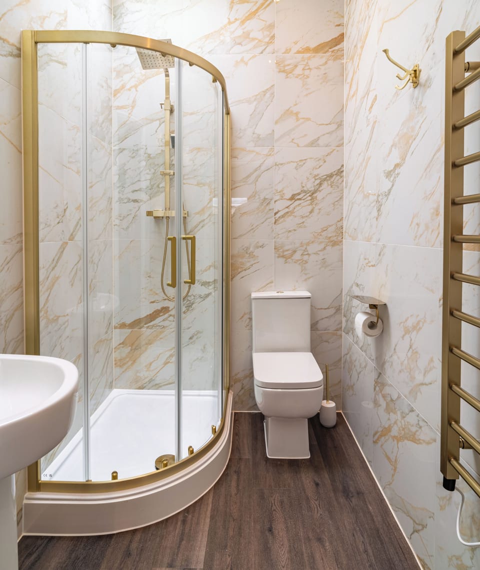 Deluxe King/Twin with Shower | Free WiFi, bed sheets