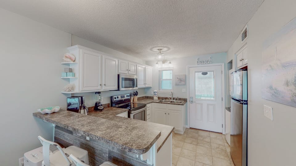 Condo, Multiple Beds, Balcony, Partial Ocean View (Harbor House B14) | Private kitchen | Fridge, microwave, oven, stovetop