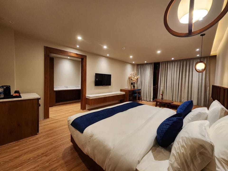 Luxury Double Room | Desk, soundproofing, WiFi (free)