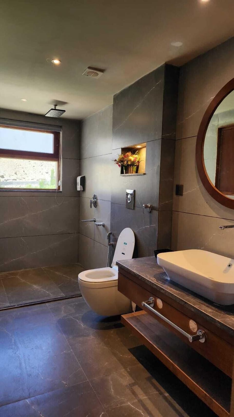 Family Room | Bathroom | Shower, towels, soap, shampoo