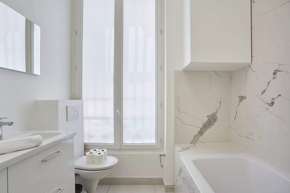 Salle de bain complète avec baignoire et toilette