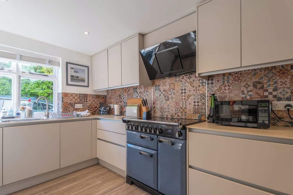 A beautiful kitchen complete with a top-quality Rangemaster oven.