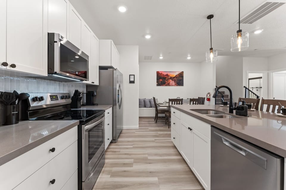 Townhome, 4 Bedrooms | Private kitchen | Fridge, oven, coffee/tea maker, toaster