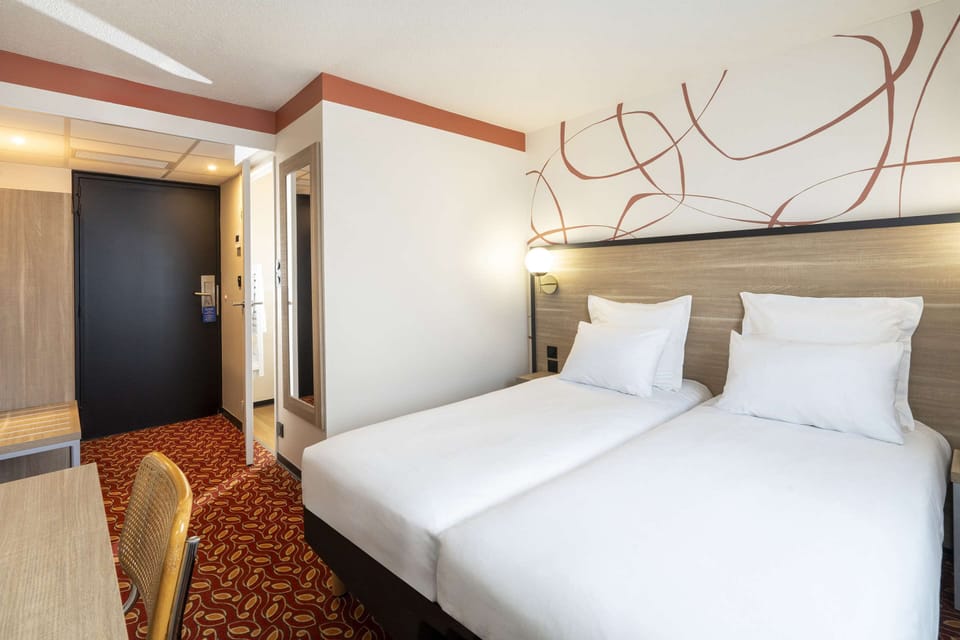 Standard Room, 2 Twin Beds, Non Smoking | Premium bedding, individually furnished, desk, laptop workspace