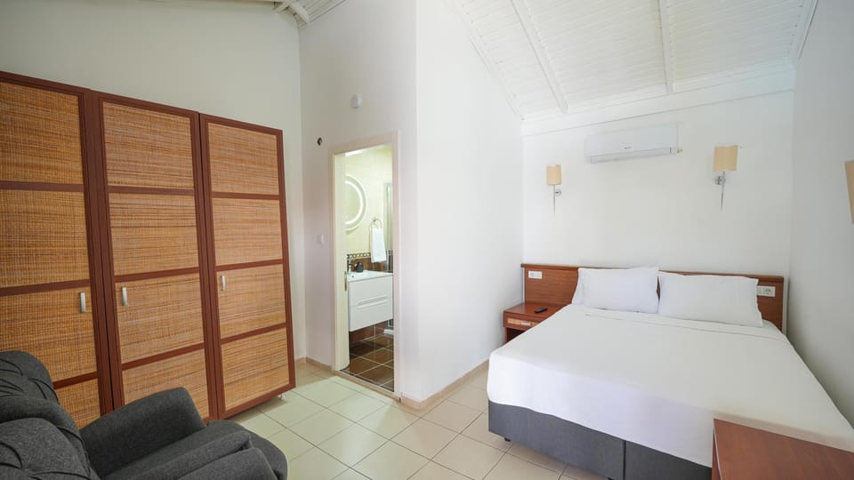 Basic Room | Premium bedding, Select Comfort beds, minibar, desk