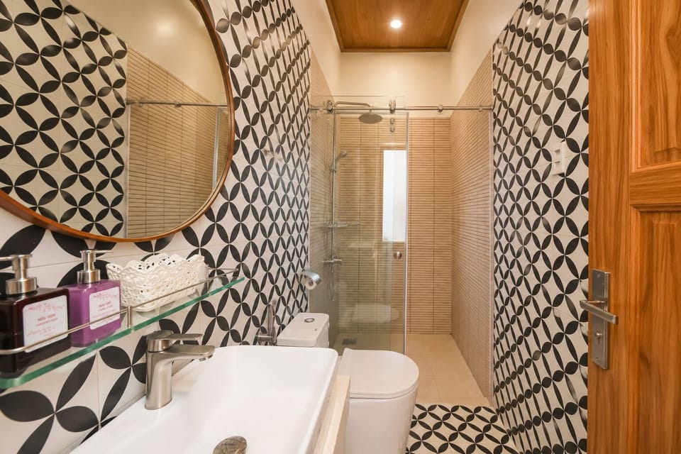 Luxury Double Room, Tower | Bathroom | Combined shower/tub, hair dryer, slippers, towels