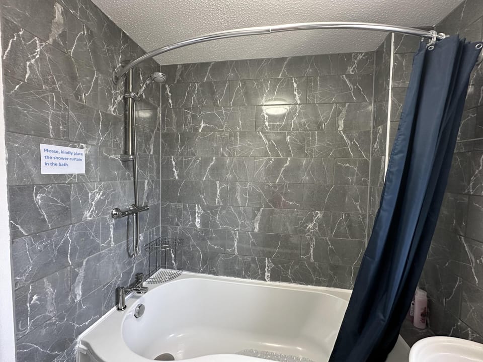 House Sleeps 7 - Contractors, Free Parking House in Wigan