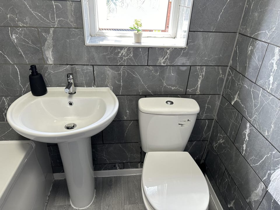 House Sleeps 7 - Contractors, Free Parking House in Wigan