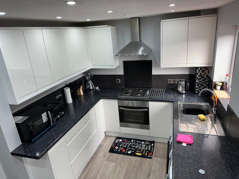 House | Private kitchen | Fridge, microwave, oven, stovetop