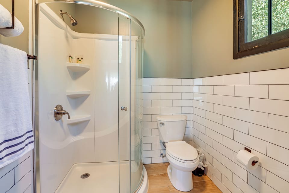 Full Bathroom | Complimentary Toiletries