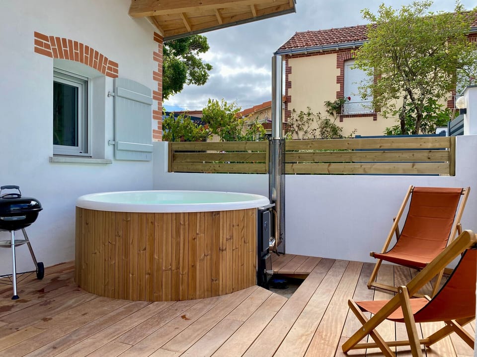 Outdoor spa tub