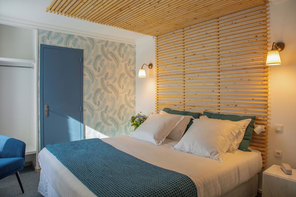 Double Room, 1 King Bed, Private Bathroom | Premium bedding, desk, blackout drapes, soundproofing