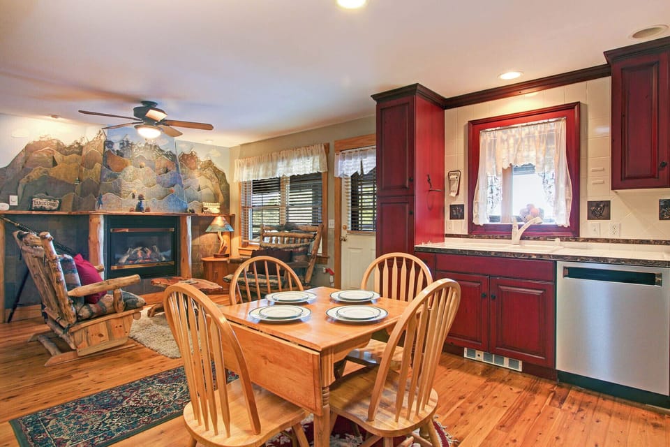 Beautifully decorated combo living/dining area, newly updated electric fireplace. Dining table has seating for four guests.