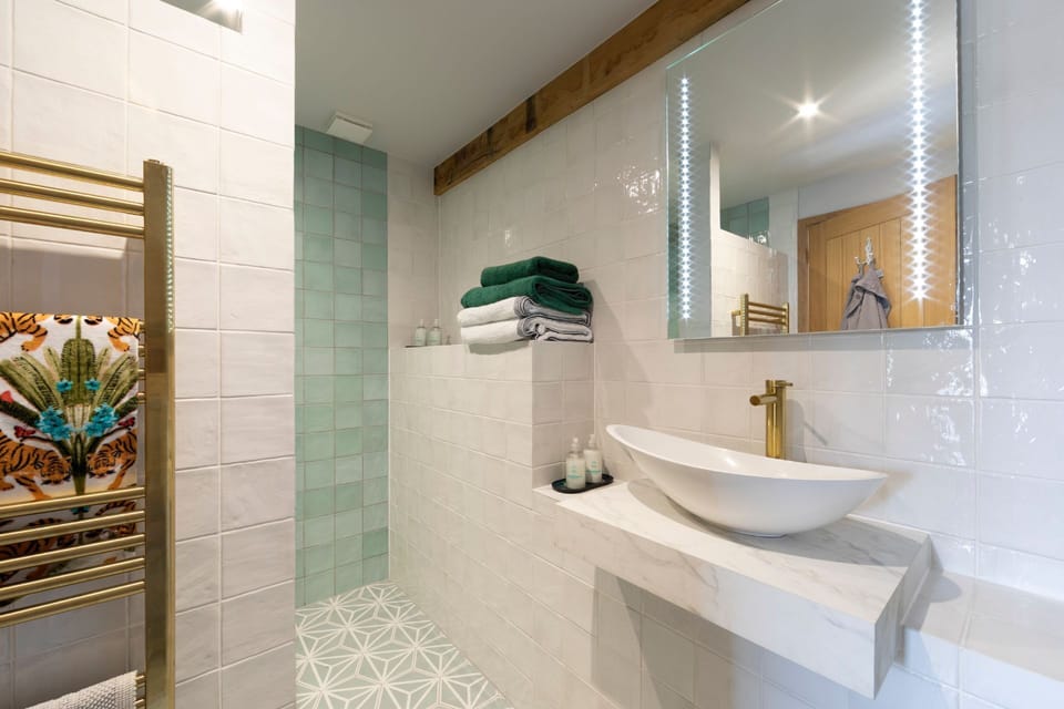 En-suite bathroom at The Lodge at Leigh, Dorset