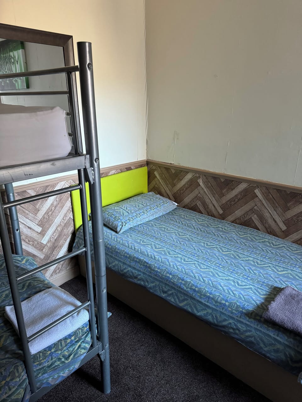 Basic Triple Room | Television
