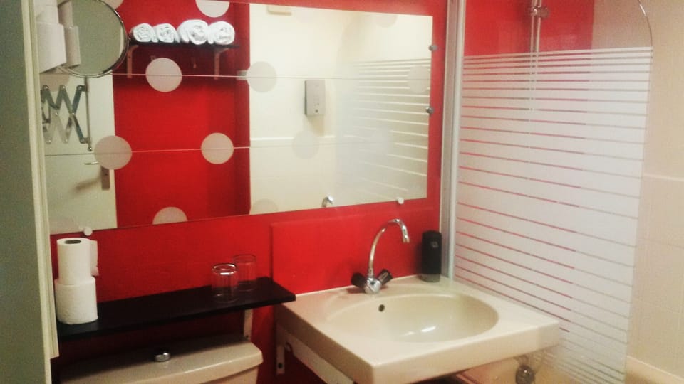 Twin Room, Non Smoking | Bathroom | Combined shower/tub, rainfall showerhead, hair dryer, towels