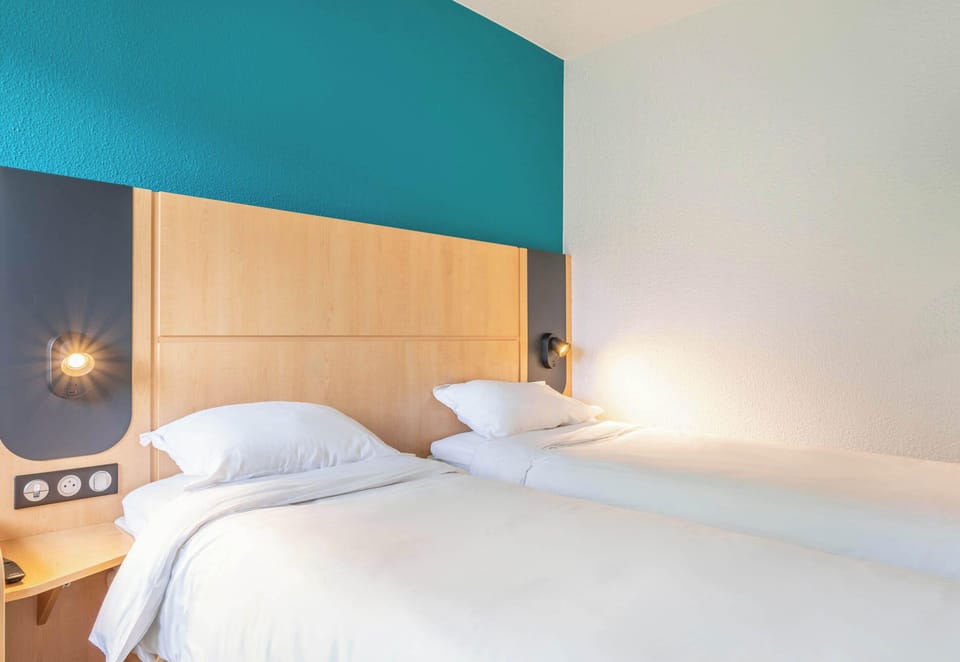 Twin Room, Non Smoking | Desk, blackout drapes, soundproofing, iron/ironing board