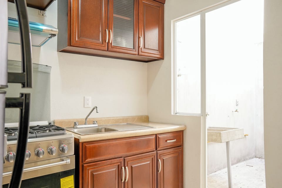 Full-size fridge, microwave, oven, stovetop