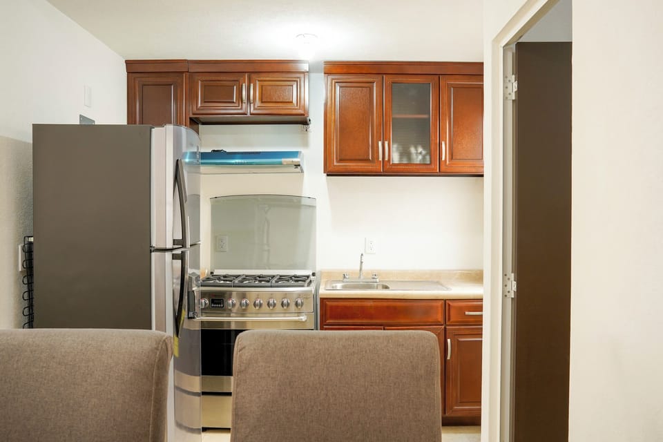 Full-size fridge, microwave, oven, stovetop
