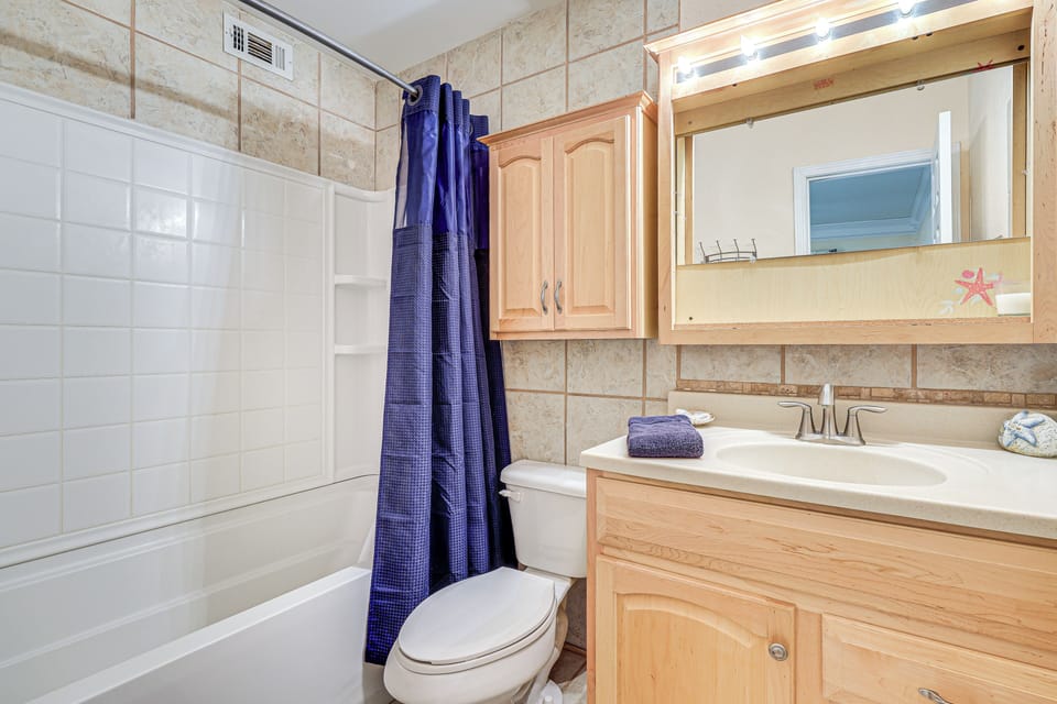 Full Bathroom | Towels Provided | Complimentary Toiletries