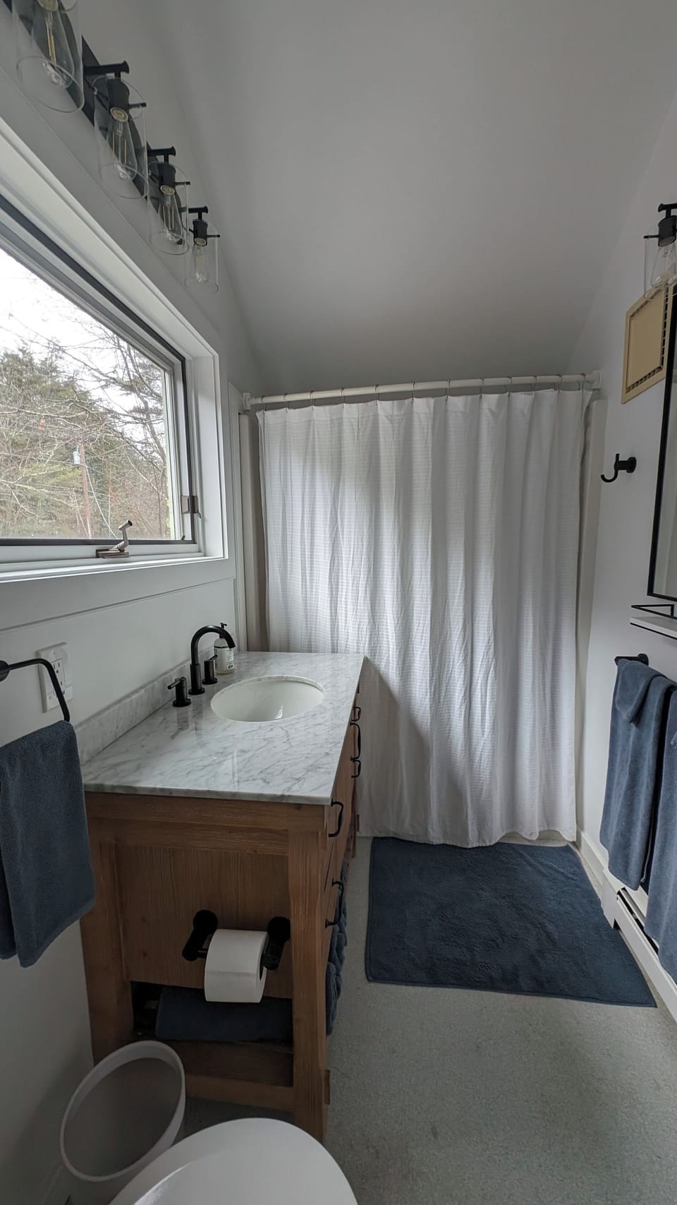 Upstairs bathroom with tub/shower