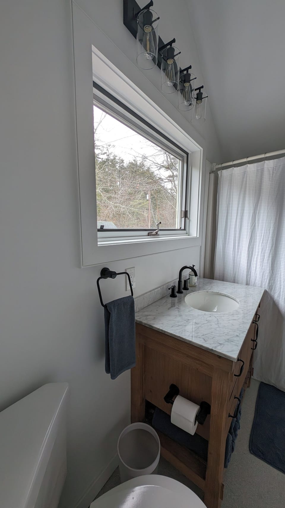 Upstairs bathroom with tub/shower