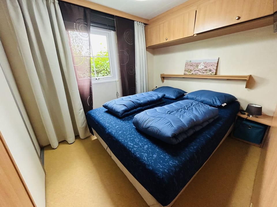 Bedroom double bed