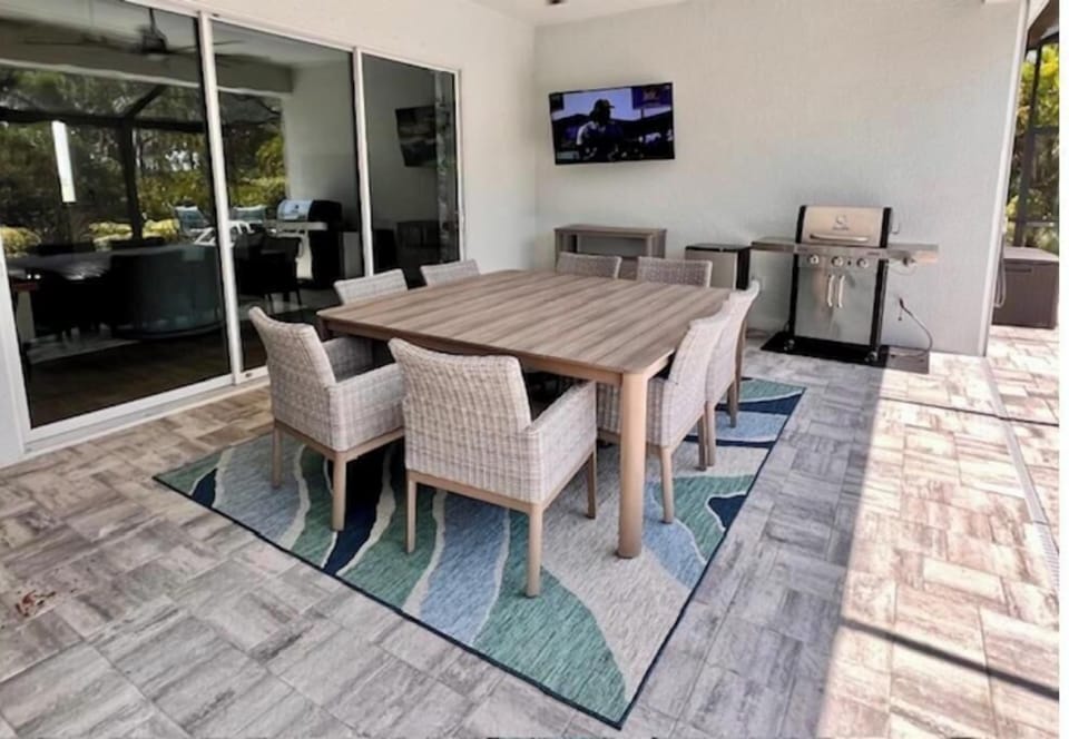 Lanai with Ceiling Fan, Smart TV, Buffet/Bar, Fridge and Gas Grill