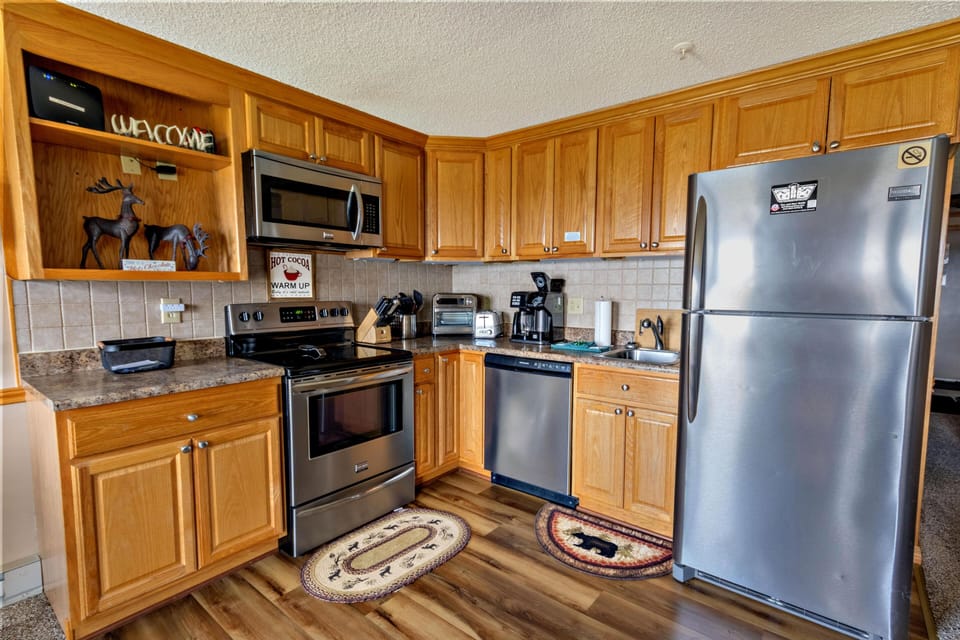The fully equipped kitchen is ready for you to whip up delicious meals!