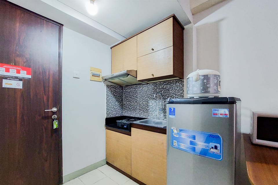 Deluxe Apartment | Private kitchen | Fridge, microwave, stovetop