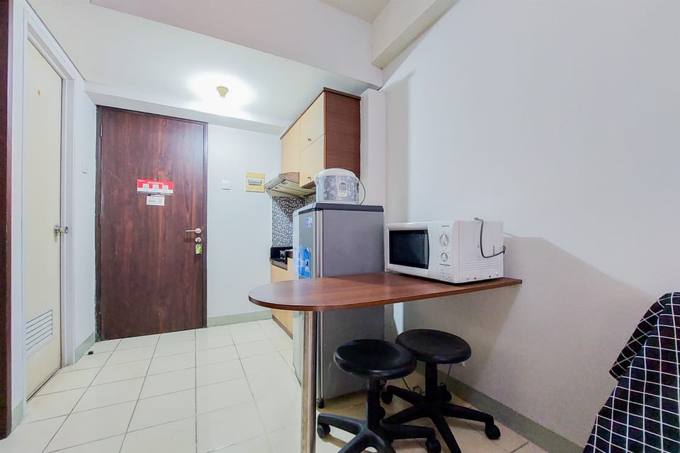 Deluxe Apartment | Private kitchen | Fridge, microwave, stovetop