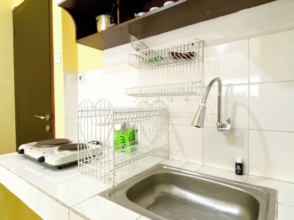 Deluxe Apartment | Private kitchen | Full-size fridge, stovetop, dining tables
