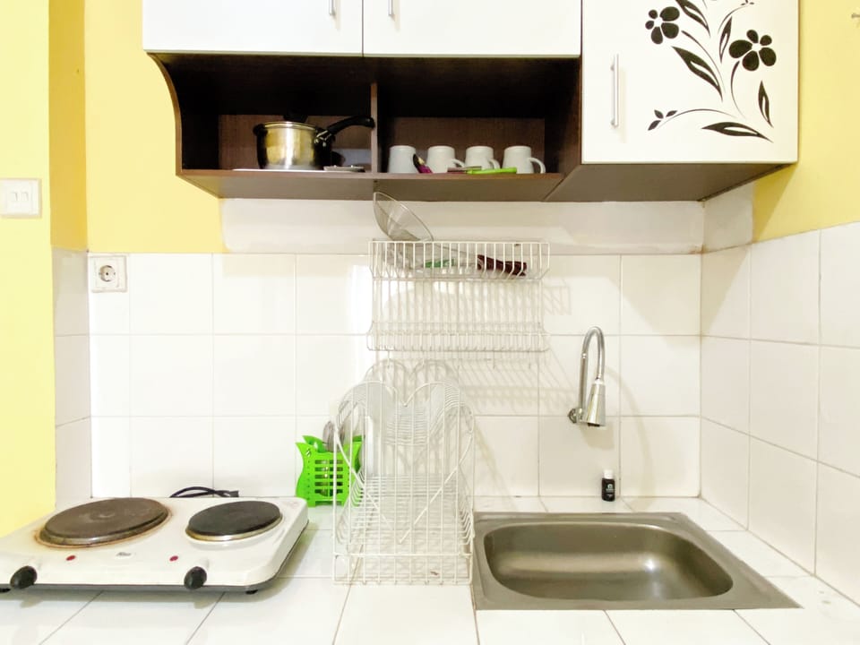 Deluxe Apartment | Private kitchen | Full-size fridge, stovetop, dining tables